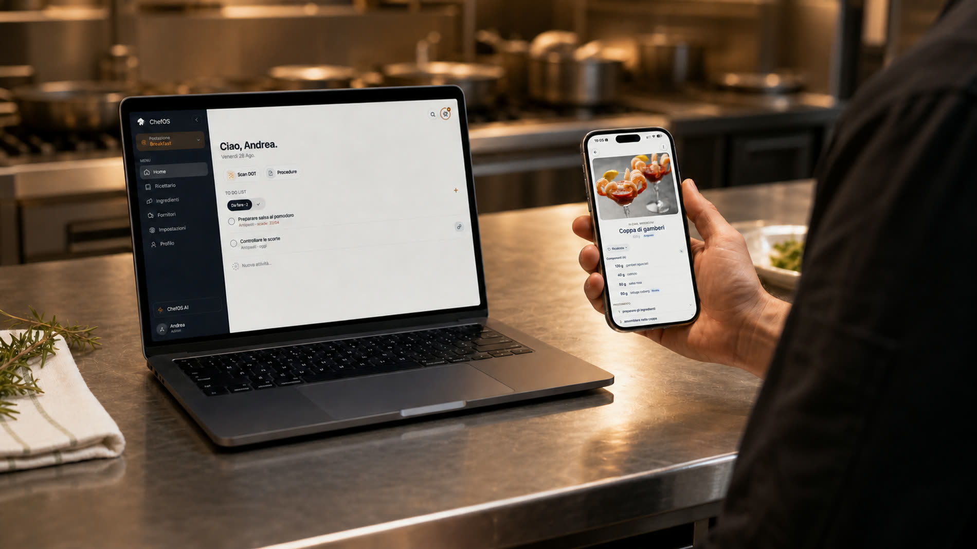ChefOS aperto insieme sul computer in ufficio e sul telefono in mano, dentro una cucina professionale